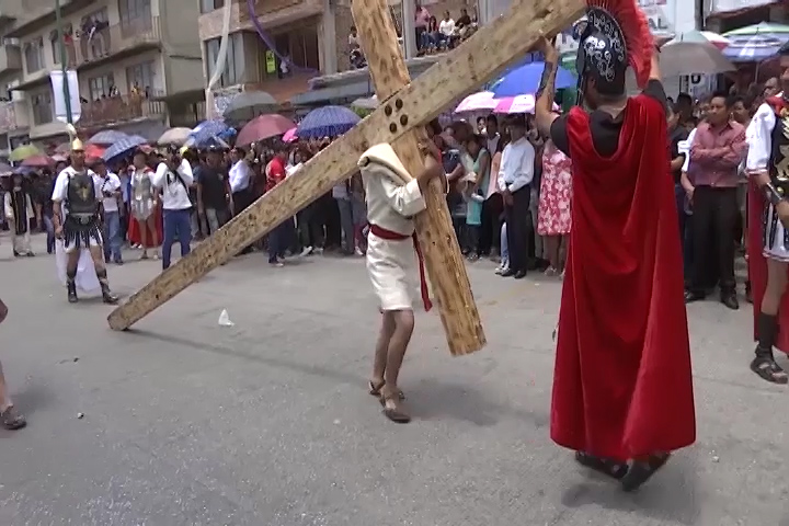 Cerca de 200 alabarderos participaron en viacrucis en Chiautempan