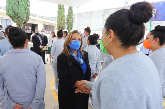 Gobernadora entrega constancias del curso de capacitación sobre “Crianza Positiva” a internas del anexo femenil del CERESO de Apizaco