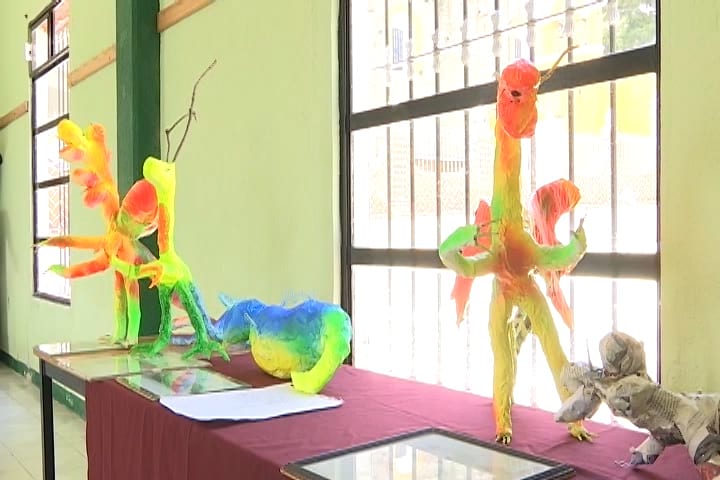 Alebrijes, figuras fantásticas de colores alegres, fosforescentes y vibrantes