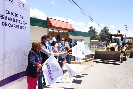 Gobernadora Lorena Cuéllar dio banderazo inicial a obras carreteras en Huamantla