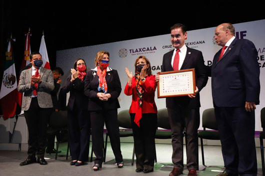 Gobernadora Lorena Cuéllar tomó protesta al delegado estatal de la Cruz Roja Mexicana en Tlaxcala