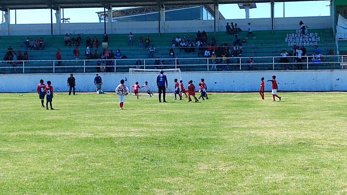 Dan continuidad a liga infantil de futbol en Chiautempan