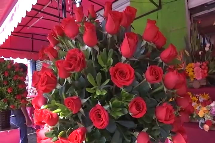 Con regalos para sus seres queridos, tlaxcaltecas celebraron el “Día del Amor y la Amistad”