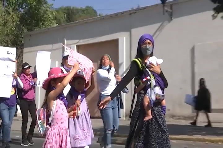 Marchan tlaxcaltecas en el marco del “Día Internacional de la Mujer”