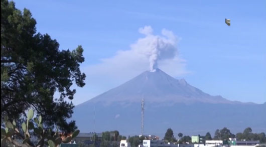 Tlaxcaltecas siguen recomendaciones ante caída de ceniza volcánica