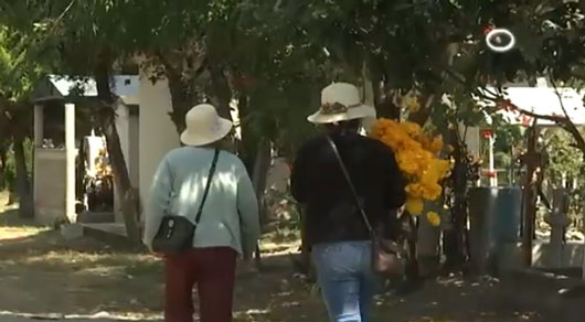 Visitan familias tlaxcaltecas la última morada de sus seres queridos