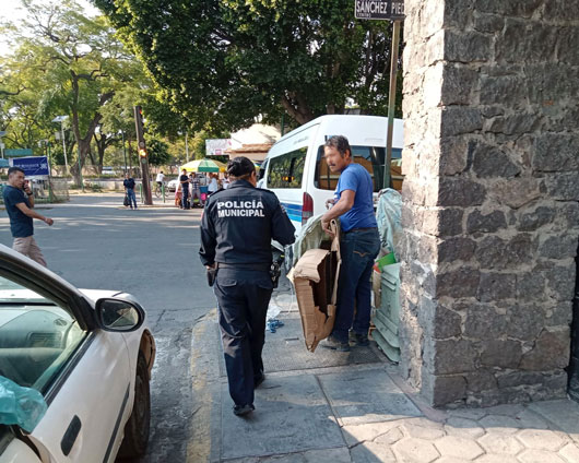 Detenidas las primeras tres personas en el municipio de Tlaxcala por tirar basura en la vía pública